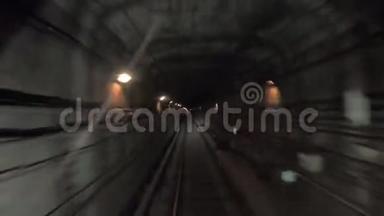 地铁列车走向光明的时间流逝。 在现代化城市的隧道中快速快速的地下列车